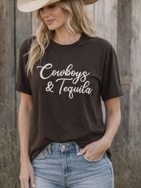 NWT Organic Collective Cowboys and Tequila cropped short sleeve T-shirt.
Size L